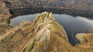 FOTO Excursii de-o zi în 2024: Iacobdeal, lacul ”vulcanic” dintr-un deal de granit săpat de pe vremea otomanilor/ Radu Jude, Puya și Inna au filmat aici/ Hard enduro, pescuit, camping și bronz/ Ce este complet interzis