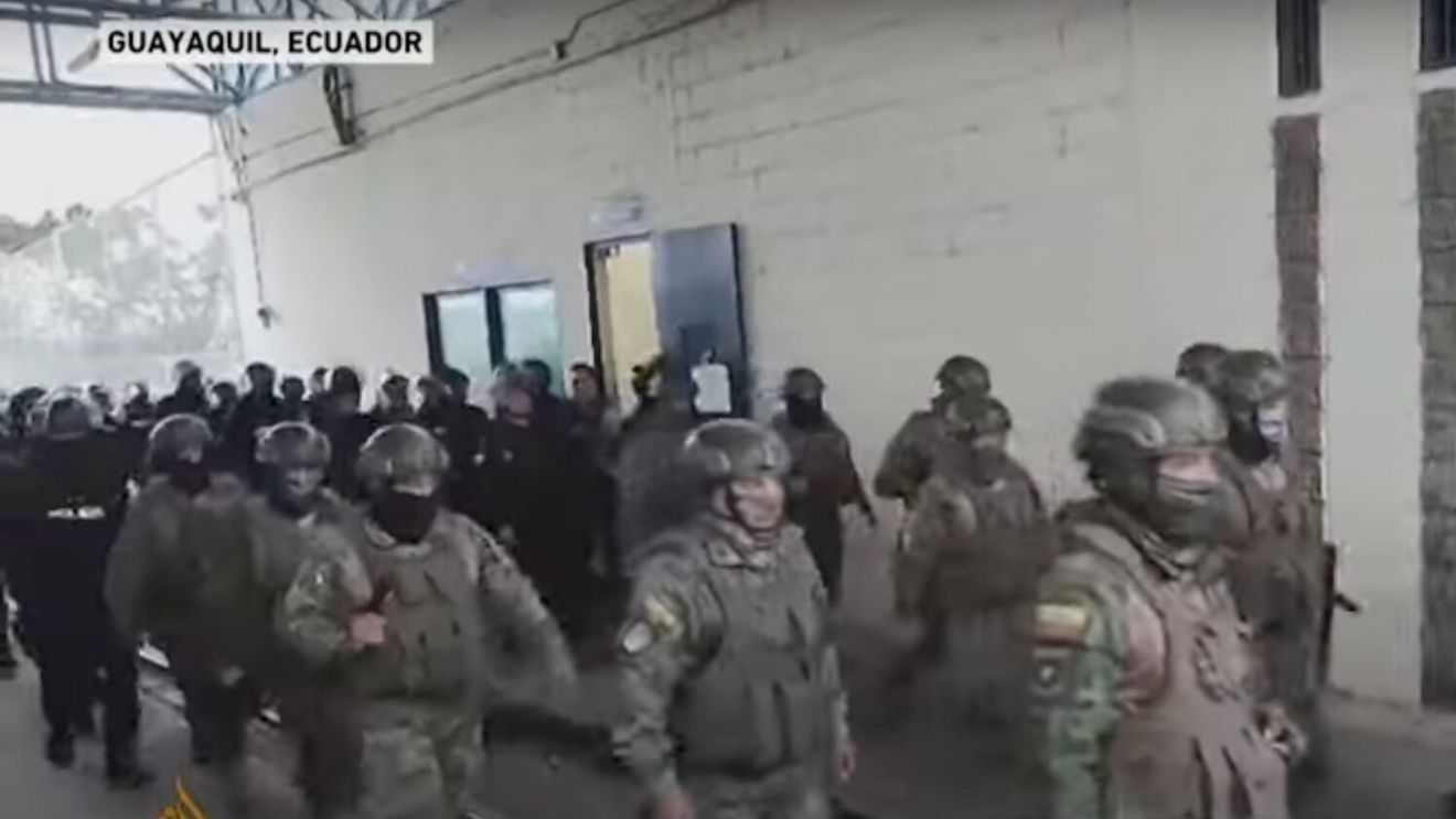 Au fost eliberați circa 40 dintre ostaticii reținuți în Ecuador de deținuții care s-au răzvrătit în închisori / În continuare, alți 136 de gardieni și funcționari se află în mâinile deținuților