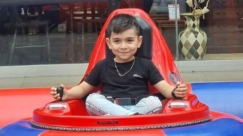 Un băiețel de cinci ani găsit mort la Coventry, în Anglia, se numește David-Mario Lazăr. O femeie de 49 de ani bănuită de uciderea lui a fost arestată