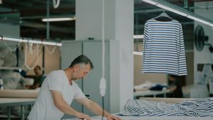 Tarifele impuse de SUA lovesc economia Vietnamului, important producător de haine, mai dur decât se aștepta