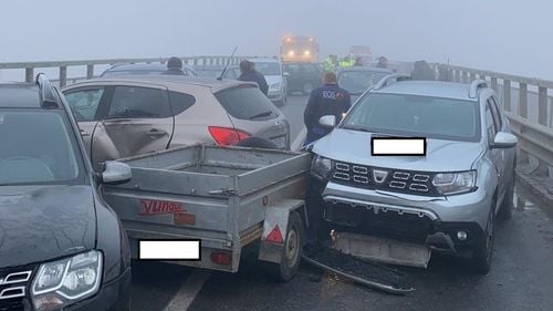 Carambol cu 21 de mașini în județul Mureș din cauza poleiului și a ceții