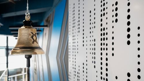 Creșteri puternice pe Bursa de la București vineri după-amiază/ Costul de finanțare al României scade / CCR a anunțat anularea alegerilor prezidențiale