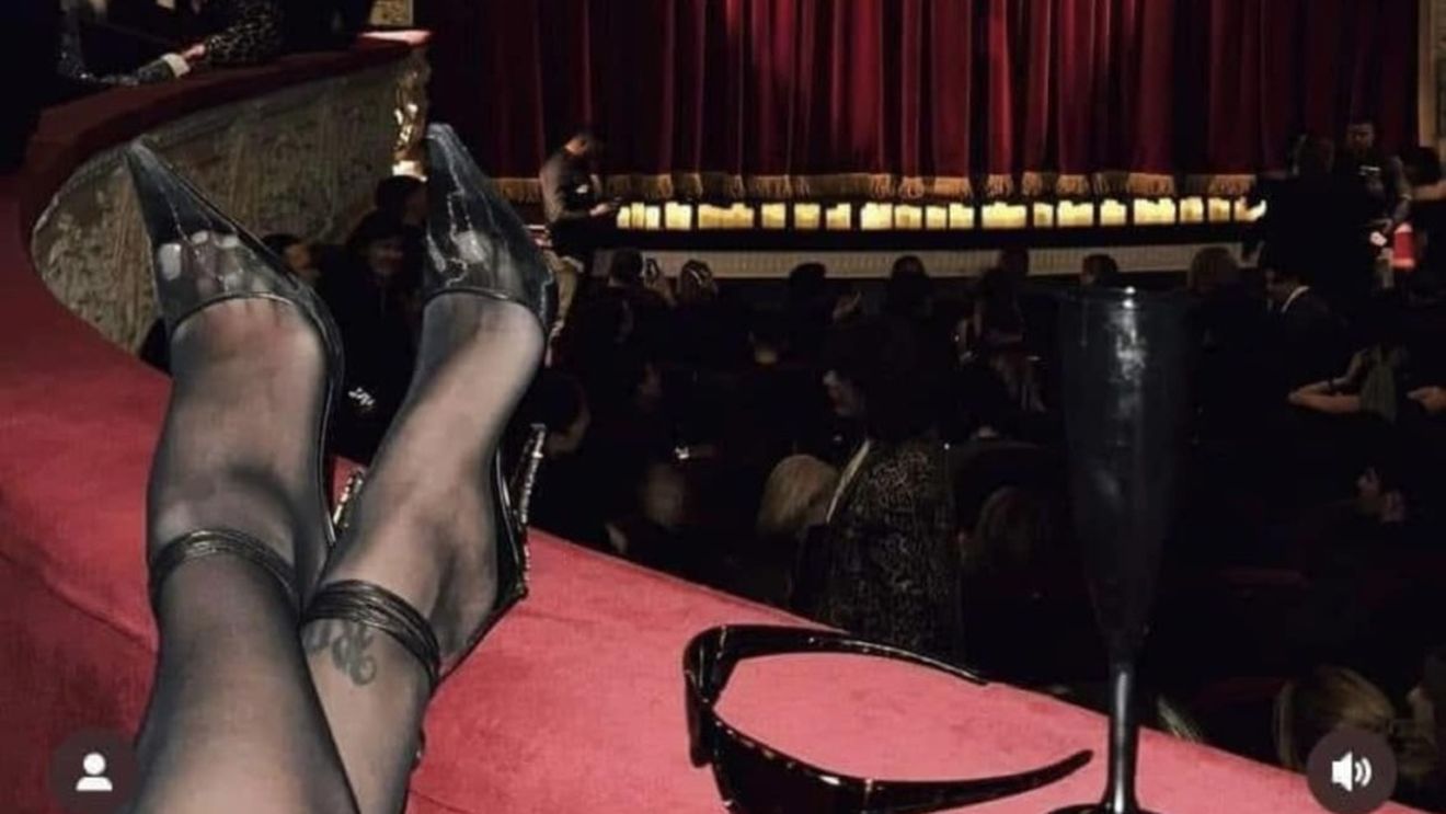 Influencerița Alina Ceușean își cere scuze după s-a fotografiat cu picioarele pe balconul lojei Teatrului Odeon / ”Mi-a plăcut lumina, mi-a plăcut cadrul. Am greșit și îmi pare foarte rău” / Reacția vine după un mesaj al actriței Oana Pellea: „Dizgrațios, nesimțită postare”