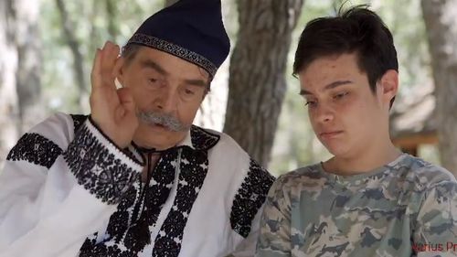 VIDEO Clip electoral promovat de PSD în care apar un copil și un țăran îmbrăcat în dac: cele două personaje cer alocații și pensii. Ideea, copiată din viralul lui Mircea Bravo, ”Așa a zis bunica”