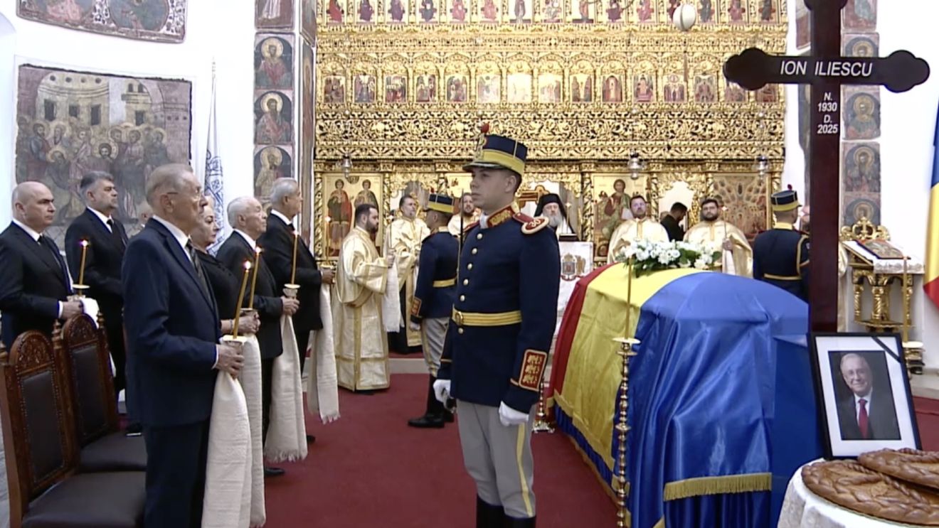 IMAGINEA ZILEI Premierul Bolojan, în spatele foștilor premieri PSD Văcăroiu, Năstase și Dăncilă, la înmormântarea lui Iliescu / Nicușor Dan nu a participat la funeralii
