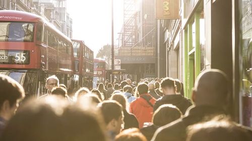 Cercetare YouGov: Tinerii europeni nu ar vota pentru ieșirea țării lor din UE. Majoritatea au încredere în democrație