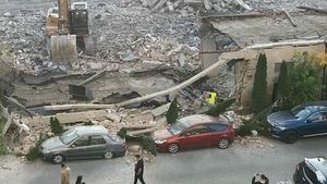Un zid a fost prăbușit în Cluj peste 3 mașini / Operatorul unui excavator nu a văzut mașinile parcate