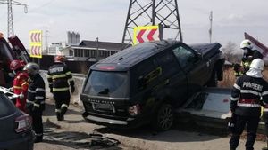 Accident pe autostrada A1: Un autoturism a rămas suspendat pe parapetul din beton