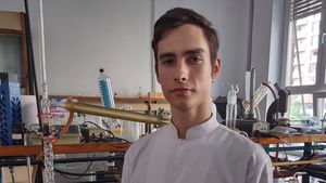 Olimpic internațional la chimie rămas în România pentru a face cercetare. Ștefan Dimitriu: În perioada vacanței lucrez zilnic în laborator