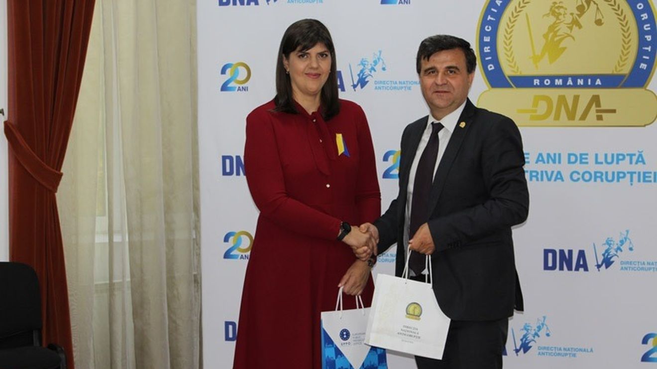 Laura Codruța Kovesi, în vizită la DNA / Șefa Parchetului European a discutat cu Crin Bologa despre extinderea cooperării în combaterea corupției transfrontaliere și a fraudei cu fonduri europene