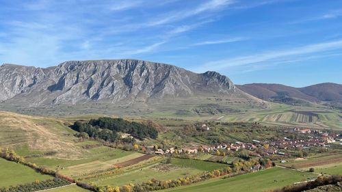 Rimetea, unul dintre cele mai frumoase sate din România, a declarat deschis sezonul turistic. Cele 55 de pensiuni sunt ”motorul” economiei locale. Ce poți face acolo