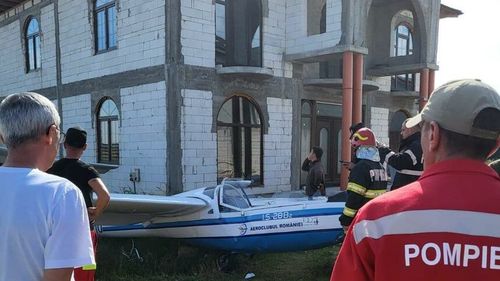 Dolj: Un planor în care se afla o persoană de 17 ani s-a prăbuşit în curtea unei locuinţe