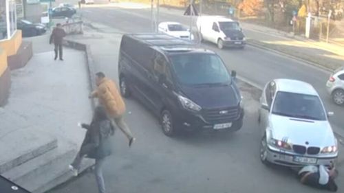 Bărbat lovit intenţionat cu maşina şi târât pe trotuar, după o şicanare în trafic, în Slatina/ A fost scos de către trecători, cei care l-au lovit s-au închis în autoturism