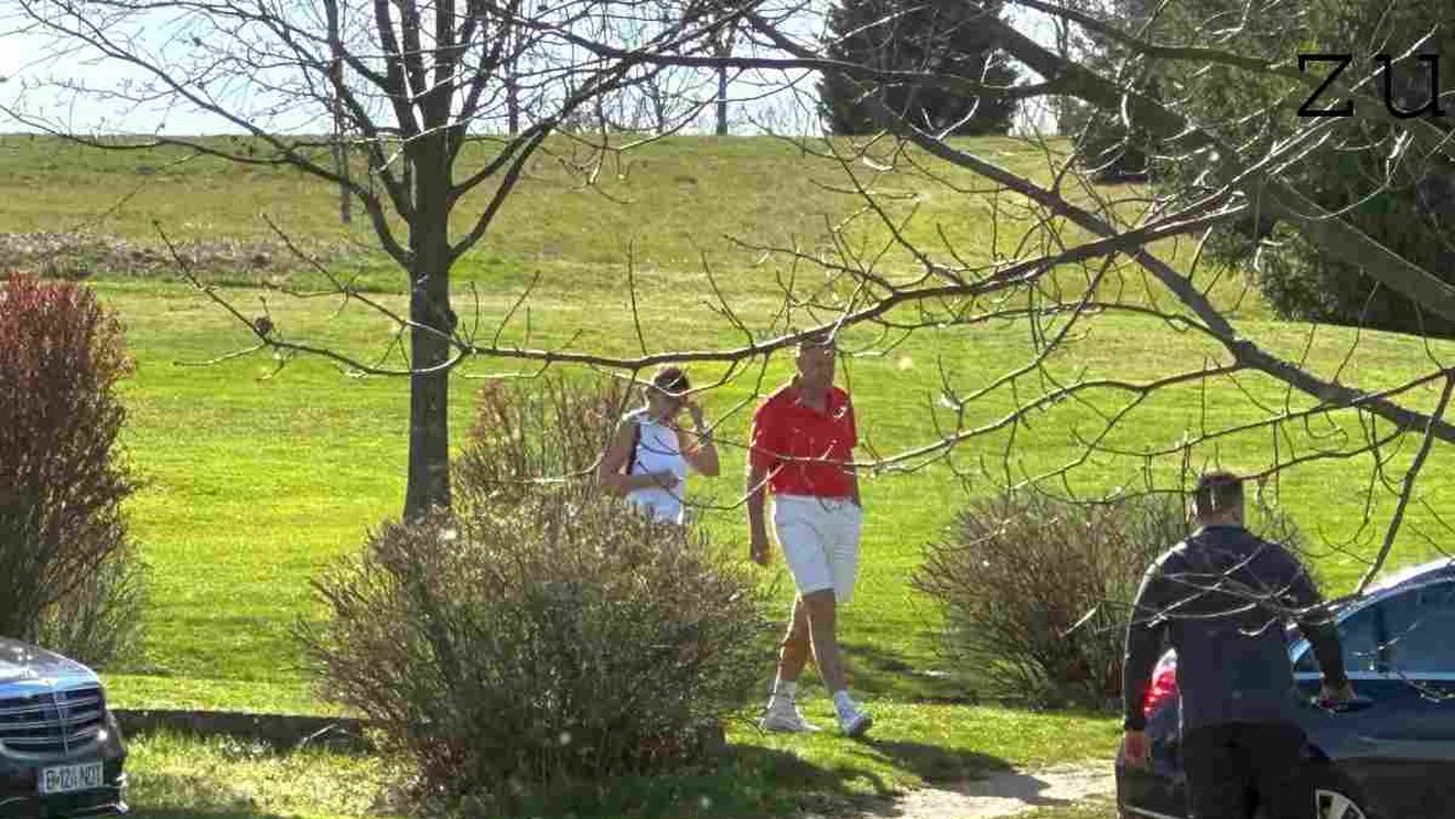 Președintele Klaus Iohannis a revenit pe terenul de golf, la Pianu de Jos / El a fost pe teren și astăzi, și weekendul trecut