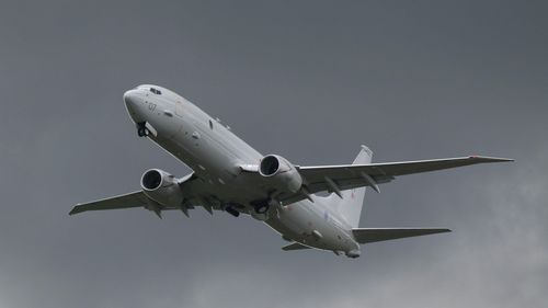 Un avion de supraveghere Boeing P-8 Poseidon, alimentat în aer de un Boeing KC-135R Stratotanker deasupra județului Prahova