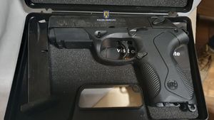 Elev de 14 ani s-a dus la liceu cu o armă / O bilă a fost trasă către faţa unei fete / Nu a fost depusă plângere de părinţii elevei / Poliția face verificări