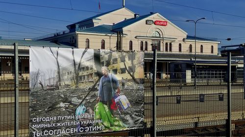 Rușii care traversează Lituania, în drum spre Kaliningrad, confruntați cu imaginile războiului din Ucraina: "Sunteți de acord cu asta?”