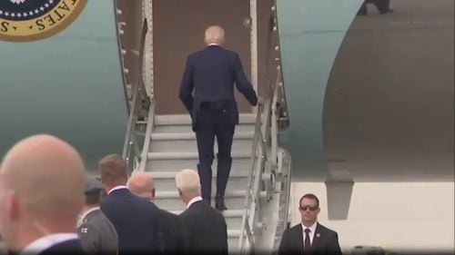 Casa Albă face ajustări subtile pentru Biden: Președintele american folosește tot mai des "scările inferioare" ale avionului Air Force One, pentru a evita incidentele jenante – Politico