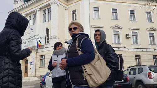 VIDEO Protest în fața Curții de Apel Alba Iulia împotriva lui Tudorel Toader: ”Să își dea demisia! Este ca pe vremea comuniștilor”