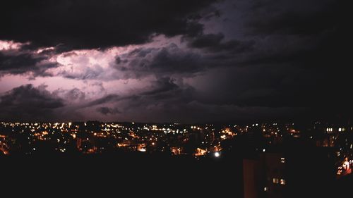 VREMEA Cod galben de vânt în întreaga ţară, luni / Atenţionare şi informare de vreme deosebit de rece, până marţi seara