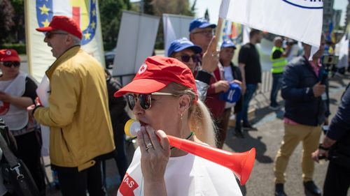 Marcel Ciolacu, după întâlnirea cu sindicatele din sănătate: Am convenit astăzi să le răspundem majorității solicitărilor. Toate salariile din sistem vor fi aduse la grila convenită prin legea salarizării unitare. Posturile din sistemul sanitar vor fi deblocate. Voucherele de vacanță vor fi acordate