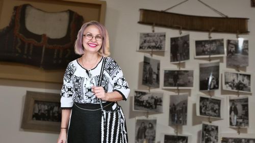 'Barul Angelei' din Castellon, Spania, pare mai mult un muzeu folcloric decât un restaurant/ Angela Albu: „Am vrut să aducem aici ceea ce ne reprezintă: vestuța bunicii din ziua nunții, cizmele mamei, covata de pâine. Am amenajat chiar o șură în miniatură”