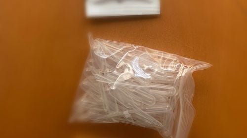 Bucureștean cercetat pentru că ar fi introdus ilegal în țară 2520 de teste pentru COVID 19. El voia să le vândă pe facebook