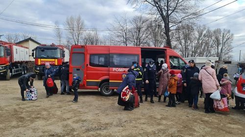 16 microbuze ISU, trimise la Vama Siret pentru a ajuta refugiații / O nouă tabără mobilă este amplasată în Suceava