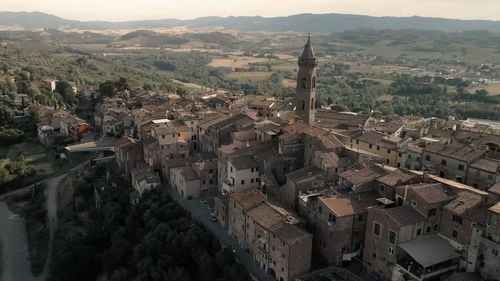 VIDEO Cum arată "Satul satelor" din Italia: Peccioli, localitatea din Toscana care îmbină istoria medievală, arta modernă și tehnologia