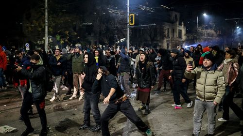 UPDATE Protestele masive pașnice din Bulgaria au escaladat în violențe / Președintele cere demisia guvernului și acuză ”provocări ale mafiei” / Zeci de mii de studenți pe străzi, împotriva bugetului pe 2026: „Generația Z vine”, „Bulgaria tânără, fără mafie”