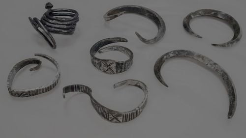 O comoară vikingă milenară, descoperită în Danemarca: Sunt exemplare foarte vechi, care leagă Scandinavia și în special Aarhus de Est și de Vest