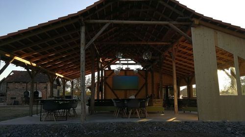 Colțuri neștiute din România: O șură veche de 100 de ani din Banat a fost transformată într-un loc de picnic pentru turiști