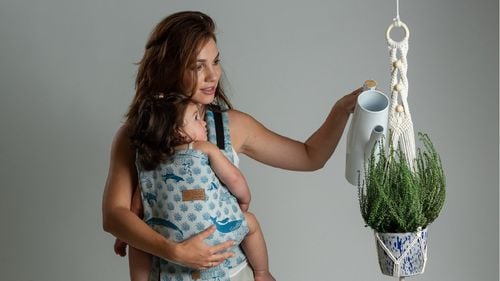 Antreprenor cu valoare adăugată: ISARA, brandul românesc de marsupii pentru copilași care se bucură de succes la nivel internațional / Babywearing-ul aduce numeroase beneficii pentru bebeluși și părinți