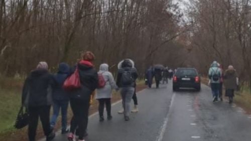 VIDEO Cozi de kilometri la Peștera Sfântului Andrei. Pelerinii au coborât din mașini și merg pe jos din cauza blocajului, în ploaie și cod portocaliu de vânt