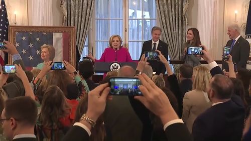 VIDEO Hillary Clinton îl critică pe Putin, la dezvelirea portretului oficial la Departamentul de Stat, cu privire la extinderea NATO: „Păcat, Vladimir, tu ai căutat-o”