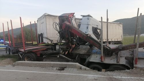 Suceava: Circulație blocată pe DN17 la intrare în oraşul Gura Humorului / Două autotrenuri s-au ciocnit