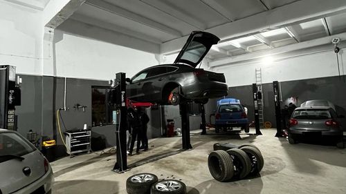 La Iași există un service în care îţi poţi repara singur maşina / ”Am fost inspiraţi de cunoscutul serial românesc Las Fierbinţi” / Ora costă 60 lei