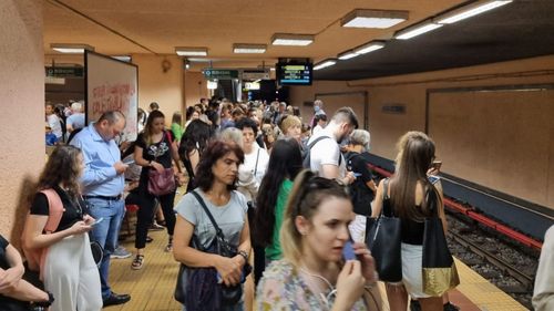 Aglomerație la metroul din București, trenurile circulă la intervale mari de timp