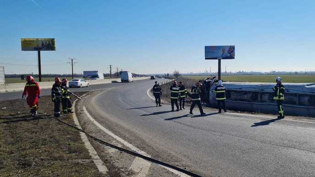 O cisternă încărcată cu motorină s-a răsturnat la marginea Ploieștiului, la intrare pe DN1/ Traficul a fost restricționat, șoferul a fost transportat la spital