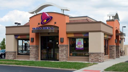 Taco Bell își regândește sistemul AI drive-through după ce un bărbat a comandat 18.000 de sticle de apă