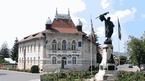 Sediul Primăriei Urlați (Prahova) învrăjbește liberalii și social-democrații. Primarul PNL vrea să o dărâme, ministrul PSD susține că e monument istoric. ”Un primar decuplat total de la ceea ce înseamnă grija pentru comunitate”