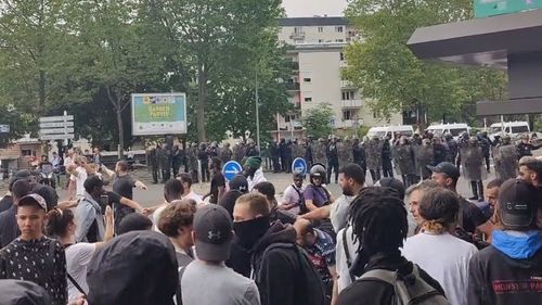 Suburbiile din Franța – simptomul segregării sociale și rasiale, un butoi de pulbere gata să arunce în aer președinția lui Emmanuel Macron  