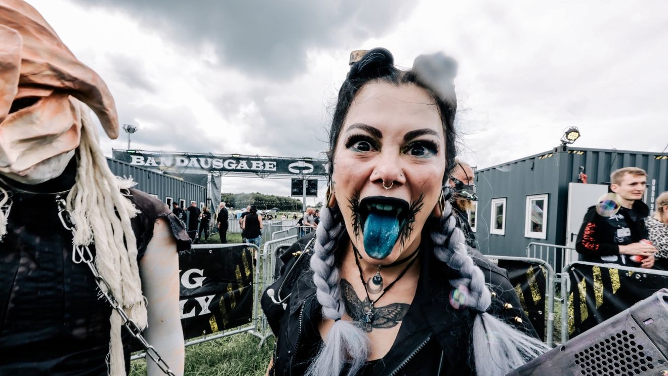 Zeci de mii de spectatori au ajuns la Wacken Open Air, un renumit festival heavy metal din Germania