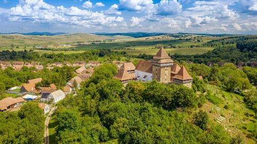 Casa de la nr. 140 din satul Viscri, în care locuitorii sunt vecini cu regele Angliei, va fi restaurată cu fonduri de 9 milioane de lei