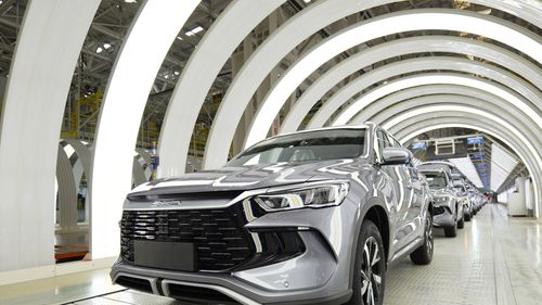 UE negociază cu China înlocuirea taxelor vamale pentru mașinile electrice importate cu prețuri minime / Ce înseamnă asta pentru ambele părți