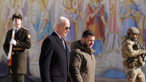 Culisele vizitei istorice a lui Biden în Ucraina / Președintele SUA a zburat spre Europa „sub adăpostul întunericului”. Călătoria a fost ținută secretă timp de 24 de ore / Jurnaliștii aflați la bordul avionului nu au avut voie să aibă asupra lor dispozitive