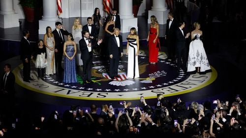 Ce au purtat doamnele din jurul lui Donald Trump la balul de inaugurare al noului președinte / Designeri celebri precum Herve Pierre, Givenchy sau Oscar de la Renta