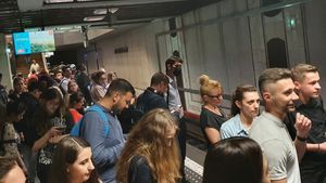 Aglomerație la metroul bucureștean pentru că trenurile circulă la distanțe mari