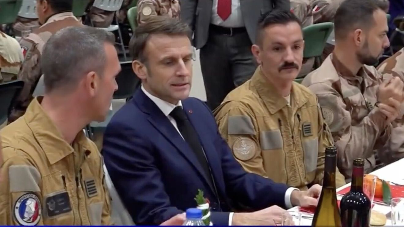 VIDEO Macron, în timpul cinei de Crăciun în Iordania, cu trupele militare: Nu putem lăsa Rusia să câştige în Ucraina