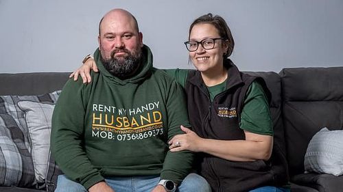 O femeie din Marea Britanie își închiriază soțul cu 44 de dolari pe oră pentru lucrări de bricolaj, faianțare și decorare pentru alte familii/ Cuplul oferă reduceri pentru persoanele în vârstă și persoanele cu dizabilități